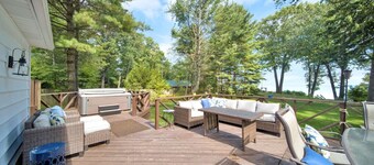 Larry's Lakefront Sleeps 14 with a Private Beach!