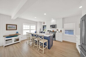 Køleskab, mikrobølgeovn, ovn, kogeplade