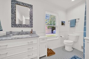 Sèche-cheveux, serviettes fournies