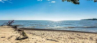 Larry's Lakefront Sleeps 14 with a Private Beach!