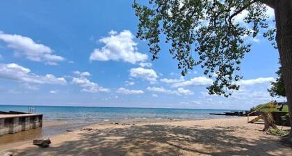 Lexington Retreat Sleeps 8 - View of Lake Huron!