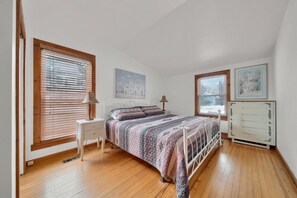 4 bedrooms, desk, iron/ironing board, free WiFi