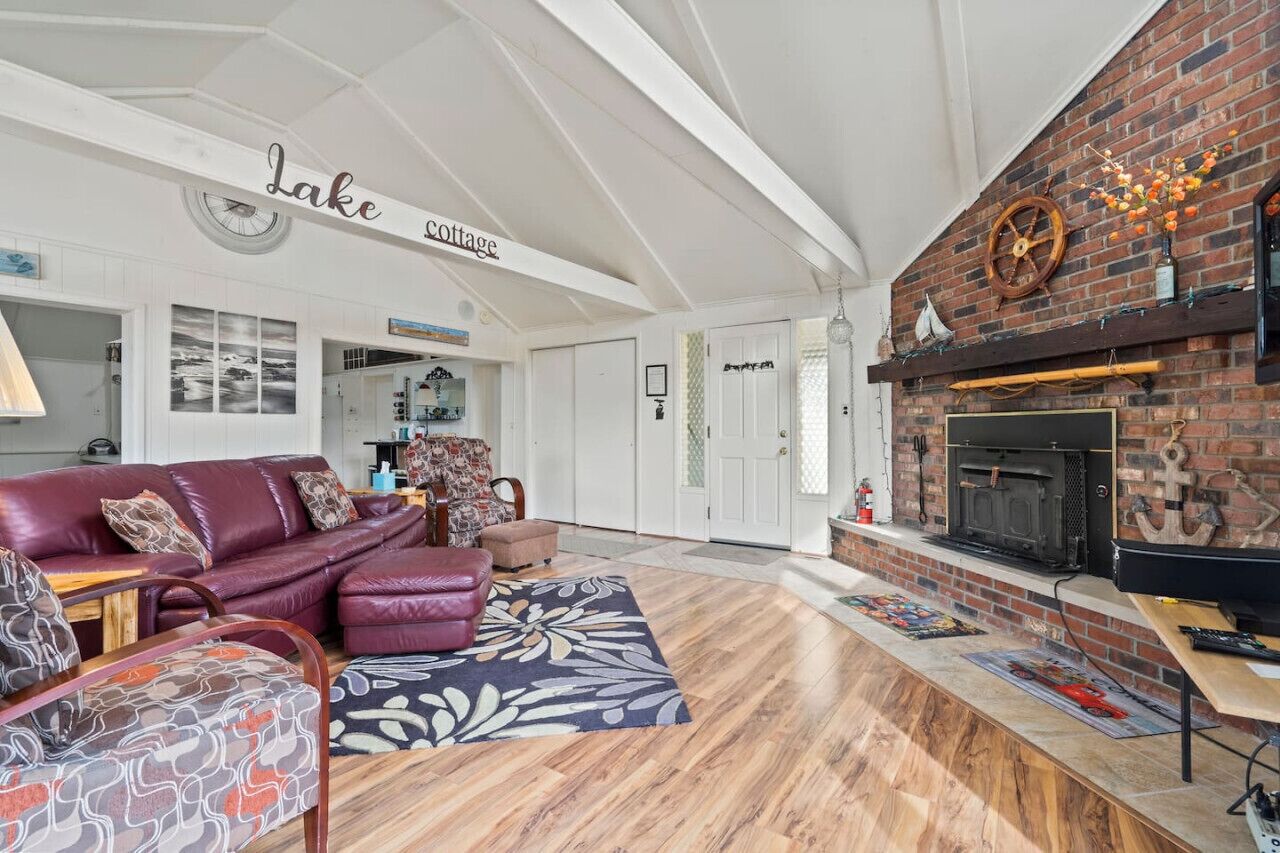 Télévision, cheminée, livres