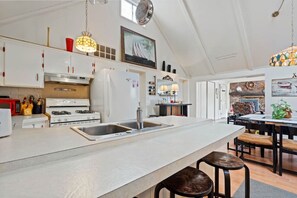 Køleskab, mikrobølgeovn, ovn, kogeplade