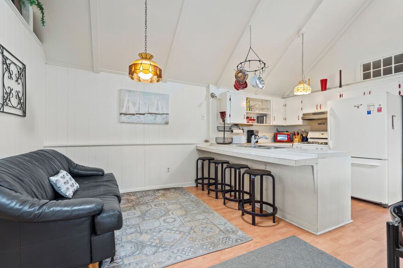 Télévision, cheminée, livres