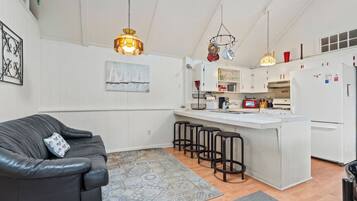 Télévision, cheminée, livres