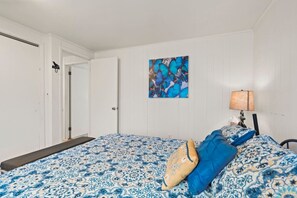 3 室のベッドルーム、WiFi (無料)、ベッドシーツ