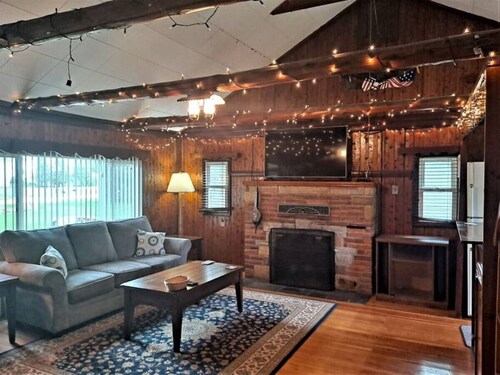 Rustic Retreat Cottage sleeps 6 with a lake view!