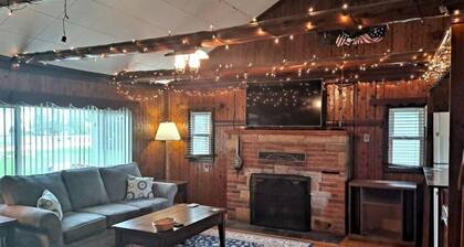 Rustic Retreat Cottage sleeps 6 with a lake view!