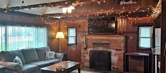 Rustic Retreat Cottage sleeps 6 with a lake view!