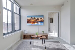 Departamento Confort, 2 habitaciones | Área de sala de estar | Smart TV de 48 pulgadas con canales por cable y televisión 