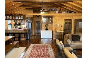 Living area - Hickory House on Lake Tawakoni (Quinlan)