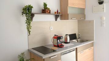 Fridge, coffee/tea maker, cookware/dishes/utensils, dining tables