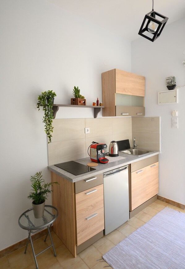 Fridge, coffee/tea maker, cookware/dishes/utensils, dining tables