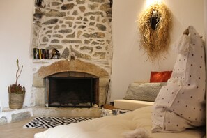 2 bedrooms, iron/ironing board, internet, bed sheets