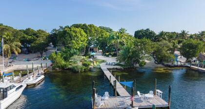 Tropical bayfront villa with sandy beach