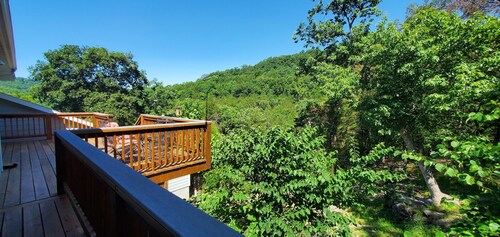 ON QUIET MOUNTAIN SIDE WITH BEAUTIFUL WOODED VIEWS