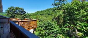 ON QUIET MOUNTAIN SIDE WITH BEAUTIFUL WOODED VIEWS