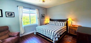 4 habitaciones, escritorio, tabla de planchar con plancha y wifi 