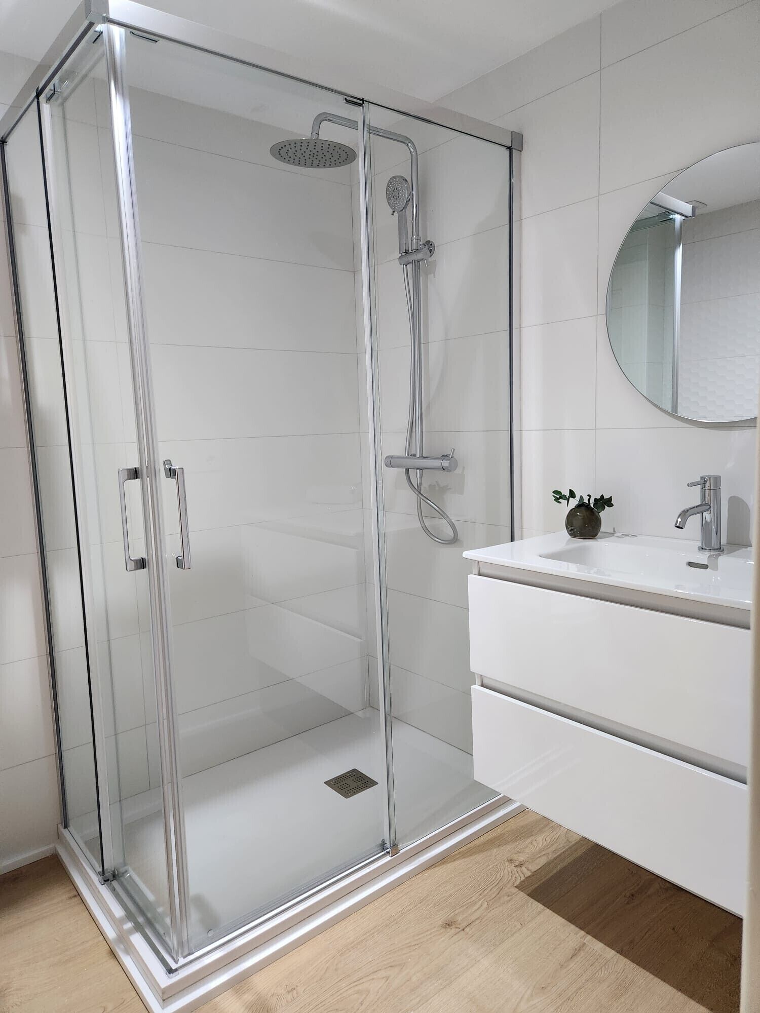 Douche, sèche-cheveux, serviettes fournies