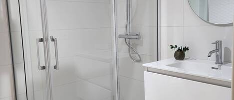 Douche, sĂšche-cheveux, serviettes fournies