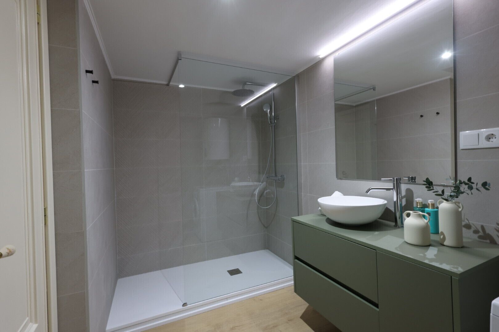 Een douche, een haardroger, handdoeken