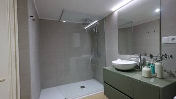 Een douche, een haardroger, handdoeken