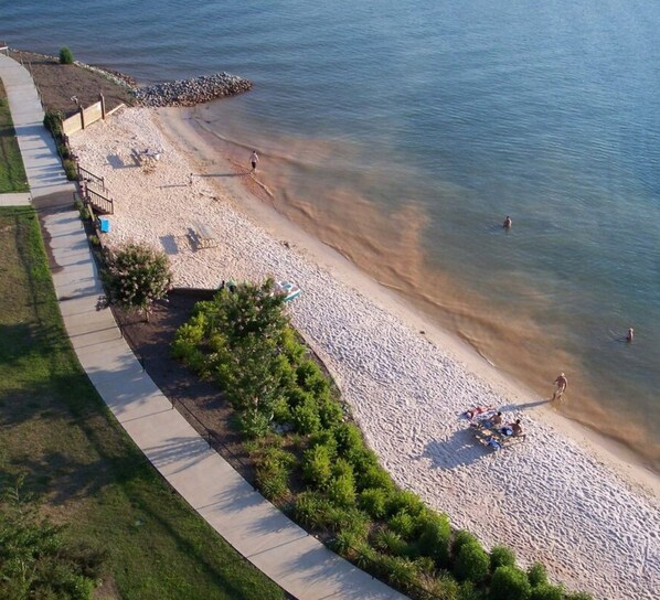 På stranden og solsenger