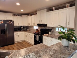 Kjøleskap, mikrobølgeovn, ovn og kokeplater