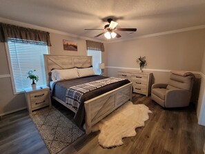 3 slaapkamers, een strijkplank/strijkijzer, reisbedje, gratis wifi