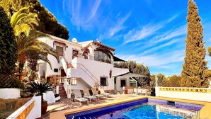 A luxurious villa with a swimming pool, multiple balconies, and a well-maintained garden. - VILLA CHRIS in Moraira – 4 bedrooms, private pool, panoramic sea and marina views, air conditioning and Wi-Fi (Moraira)