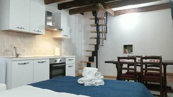 2 bedrooms, iron/ironing board, bed sheets