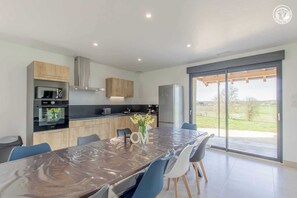 Microondas, horno, lavavajillas y trona infantil