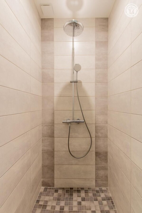 Douche, serviettes fournies