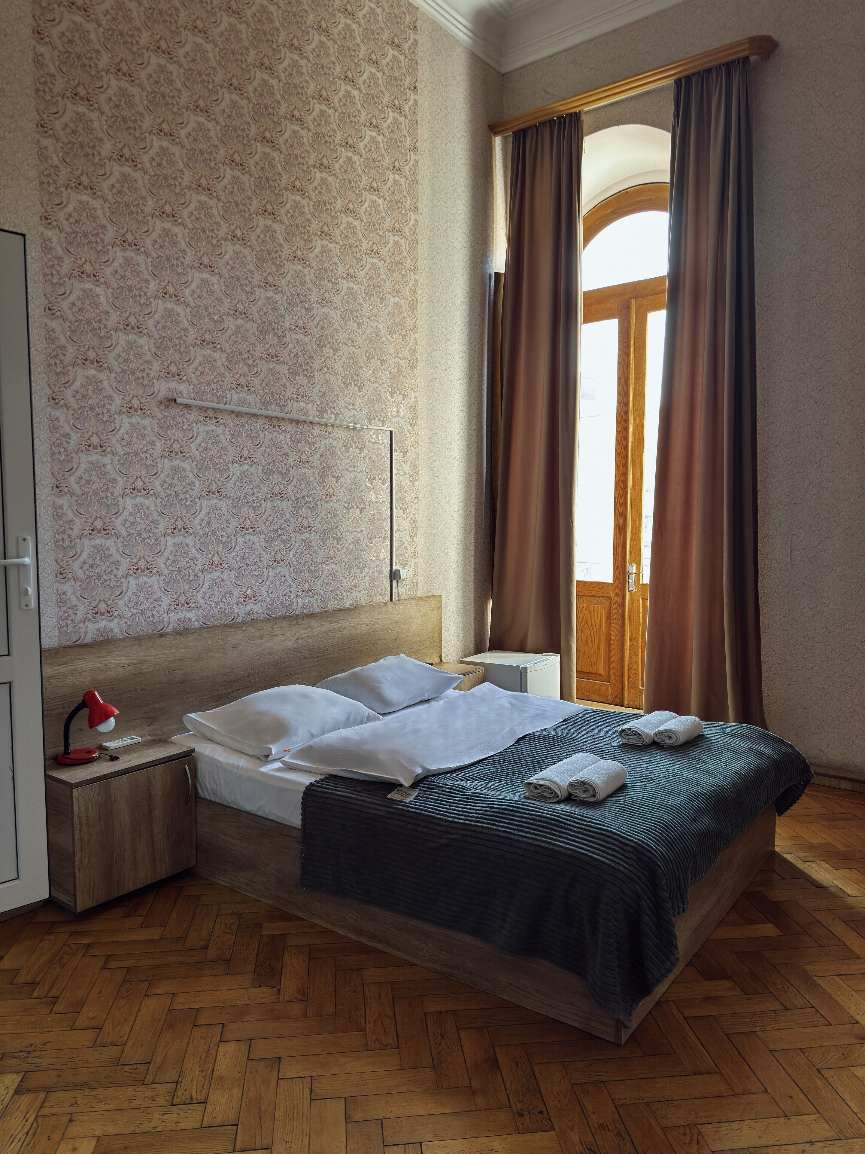 Dobbeltrom – standard, balkong | Skrivebord for bærbar PC, wi-fi (inkludert) og sengetøy