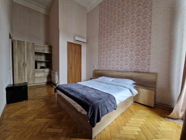 Standart Double Room with Balcony | Laptop workspace, free WiFi, bed sheets