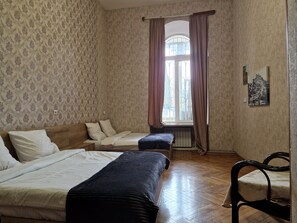 Habitació doble o amb dos llits individuals estàndard | Espai de treball apte per a portàtils, wifi gratuïta i roba de llit 