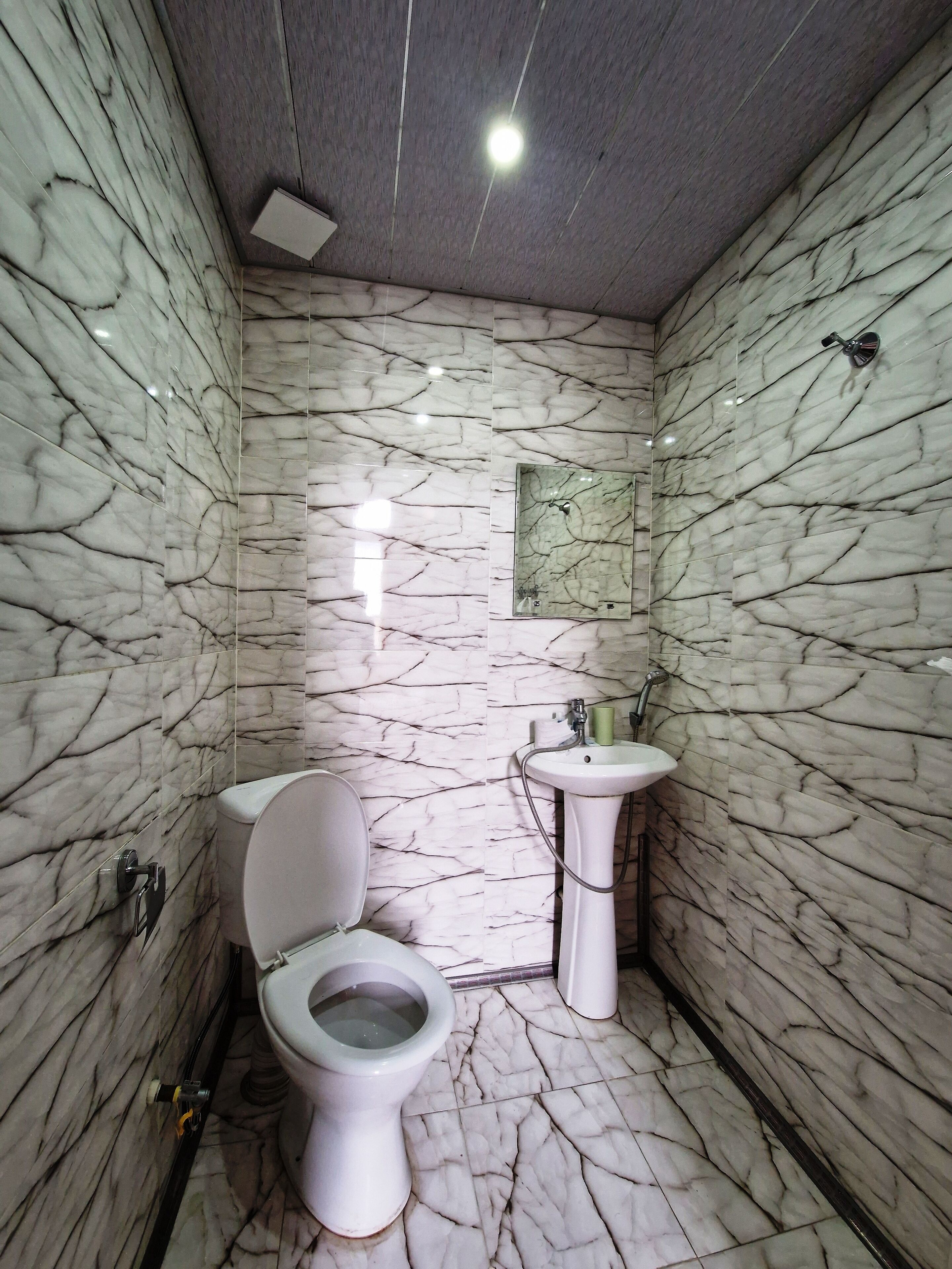 Dutxa, articles de tocador gratuïts, assecador de cabells i sabatilles 