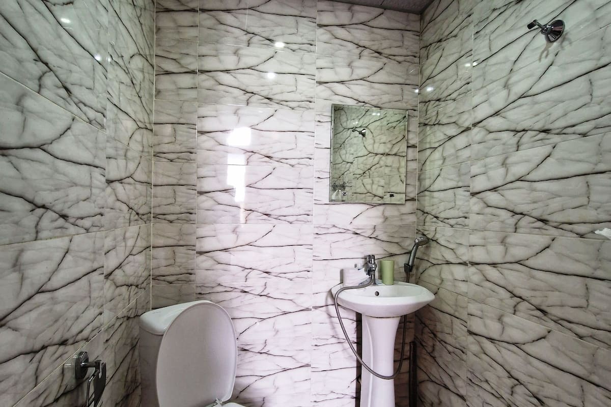 Dutxa, articles de tocador gratuïts, assecador de cabells i sabatilles