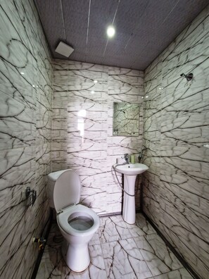 Dutxa, articles de tocador gratuïts, assecador de cabells i sabatilles 