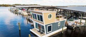 New Floating Luxury: Unique Houseboat Retreat