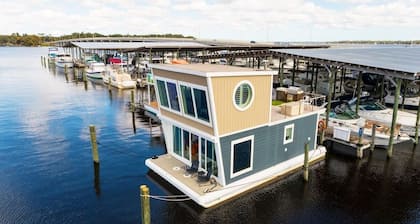 New Floating Luxury: Unique Houseboat Retreat