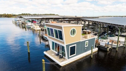New Floating Luxury: Unique Houseboat Retreat
