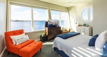 New Floating Luxury: Unique Houseboat Retreat