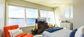 New Floating Luxury: Unique Houseboat Retreat