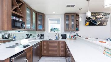 Cafeteira/chaleira, geladeira, micro-ondas, cooktop