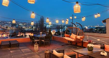 Golden Horn Gem: 3-Bedroom Apartment with Scenic Terrace and Seaside Location