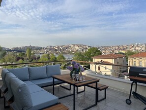 Outdoor dining - Golden Horn Gem: 3-Bedroom Apartment with Scenic Terrace and Seaside Location (İstanbul)