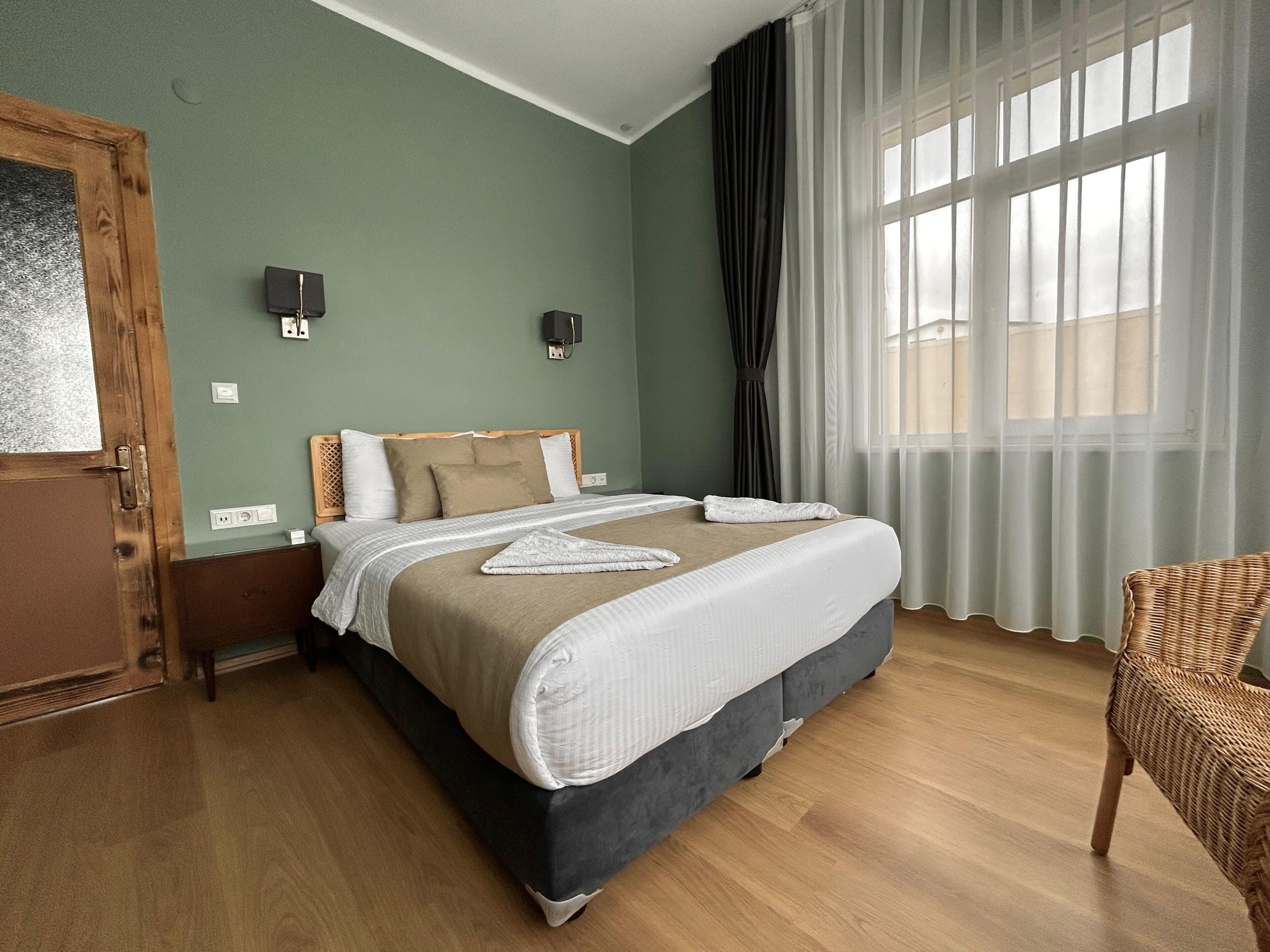 3 bedrooms, in-room safe, desk, iron/ironing board