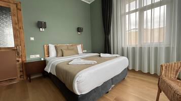 3 habitaciones, caja de seguridad en la habitación y escritorio